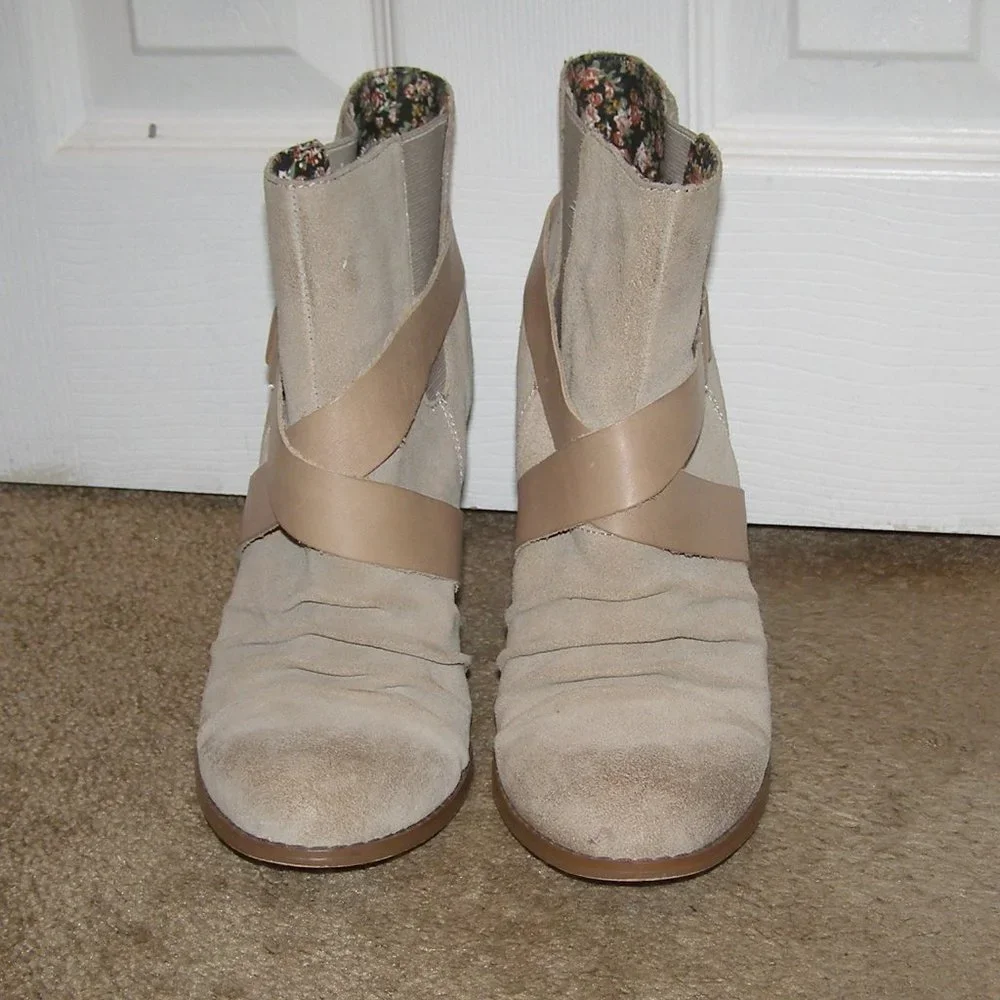 size 9 Seychelles Slip on Beige Wedge Booties